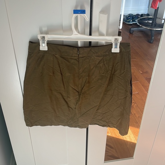 Kaki and black faux leather skirt - Picture 2 of 2